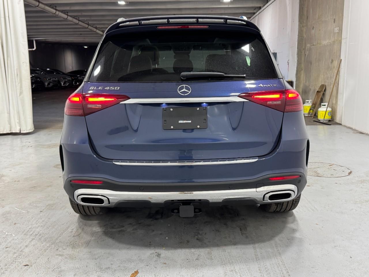 Mercedes-Benz GLE Vehicle Full-screen Gallery Image 9