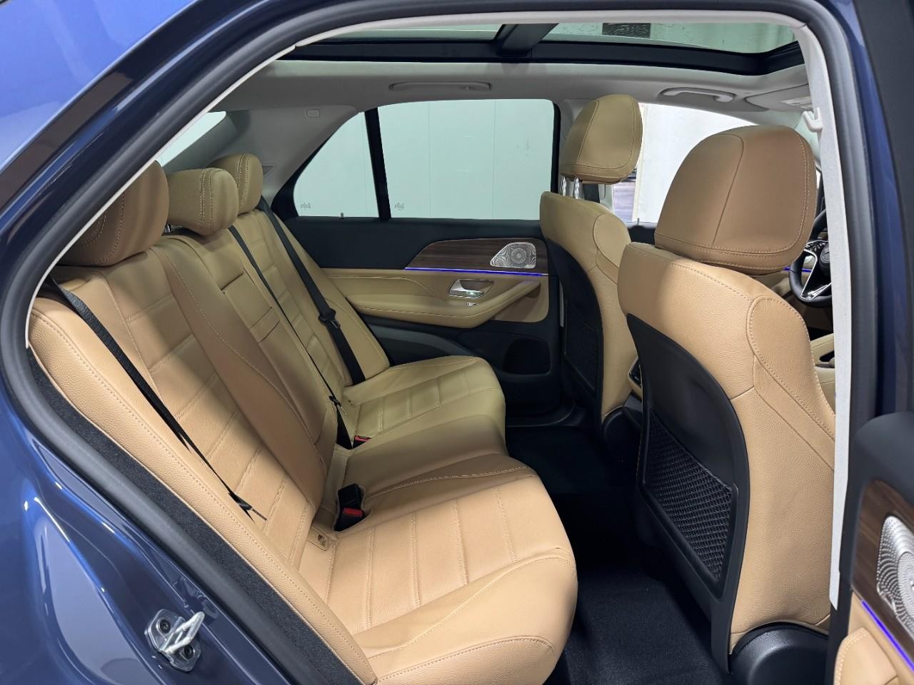 Mercedes-Benz GLE Vehicle Full-screen Gallery Image 10