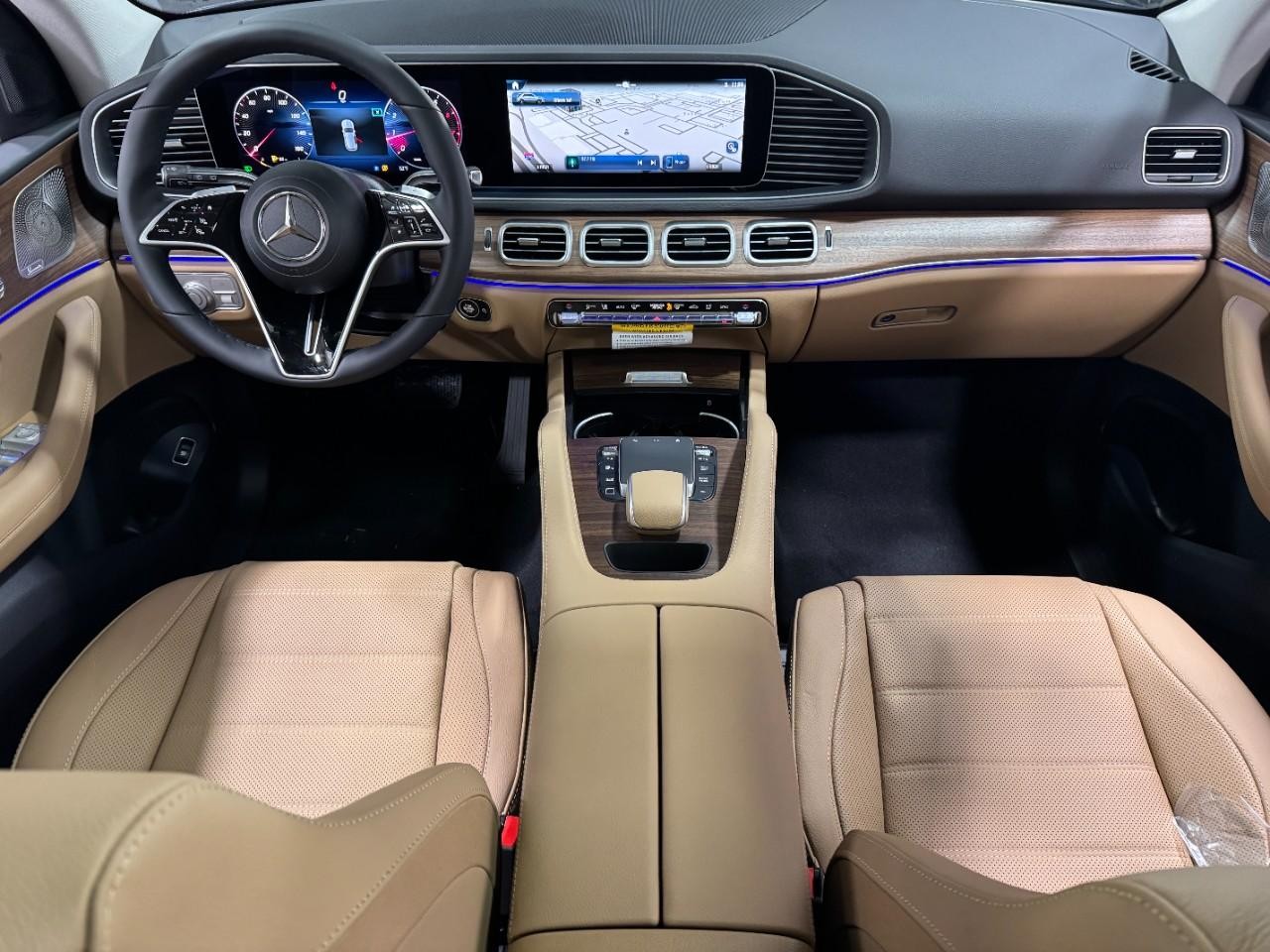 Mercedes-Benz GLE Vehicle Full-screen Gallery Image 12