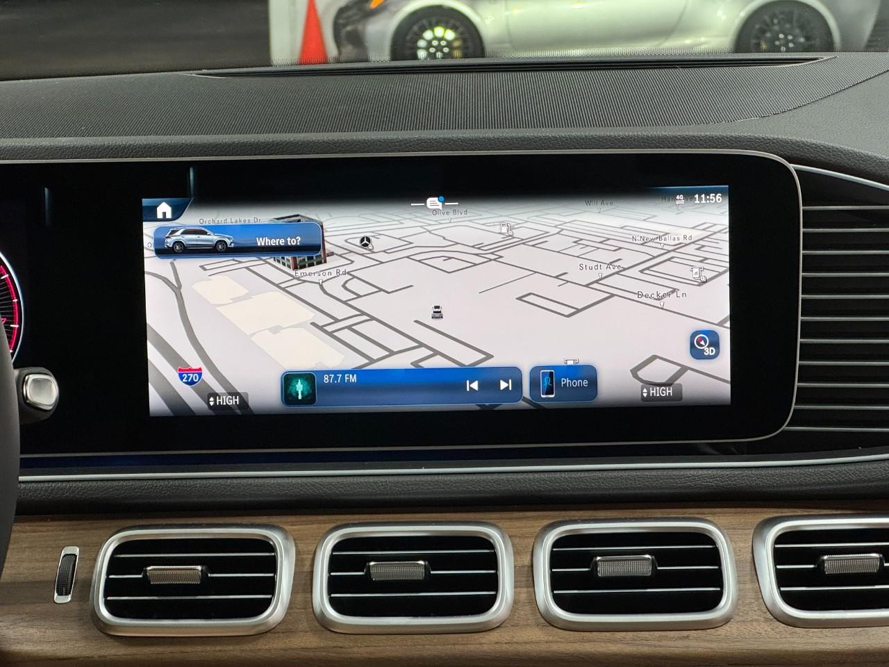 Mercedes-Benz GLE Vehicle Full-screen Gallery Image 14