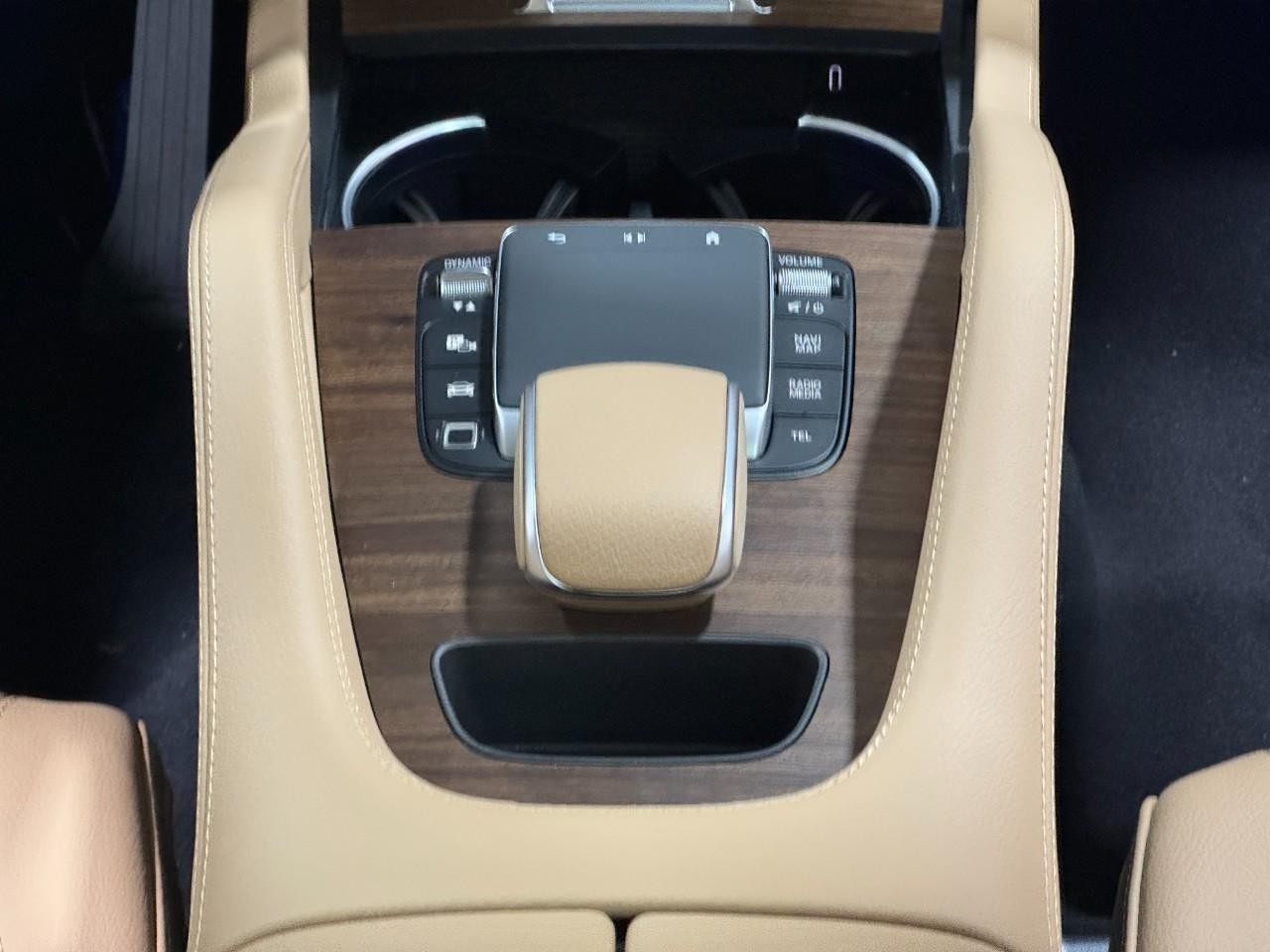 Mercedes-Benz GLE Vehicle Full-screen Gallery Image 16