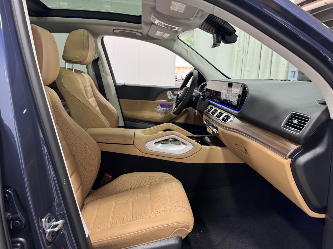 Mercedes-Benz GLE Vehicle Full-screen Gallery Image 17