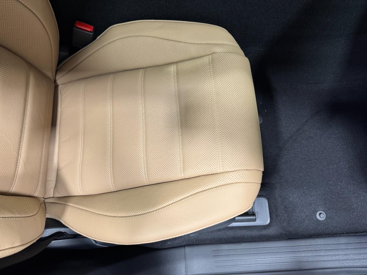 Mercedes-Benz GLE Vehicle Full-screen Gallery Image 18