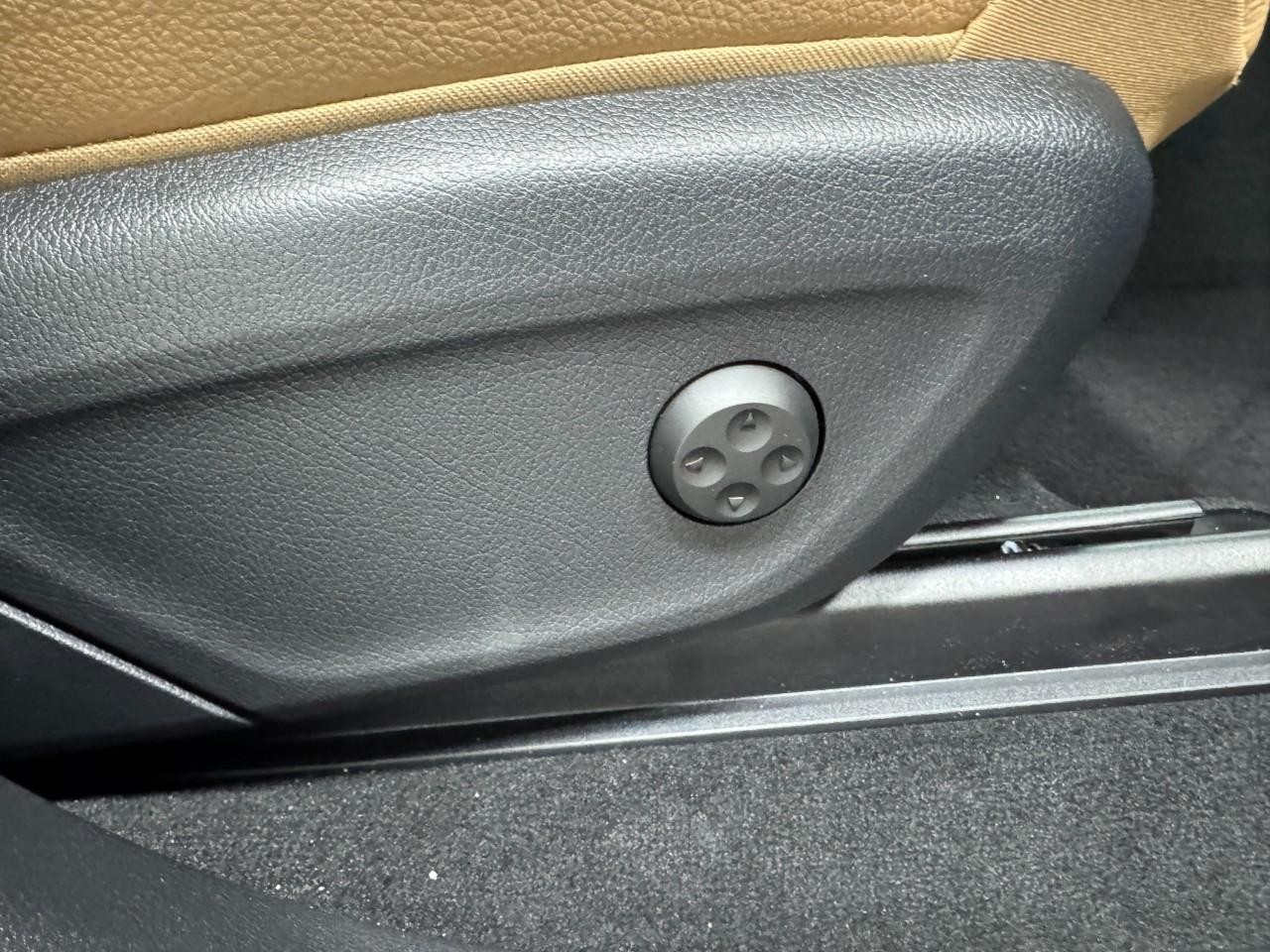 Mercedes-Benz GLE Vehicle Full-screen Gallery Image 19