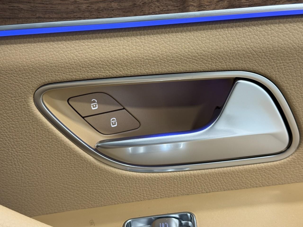 Mercedes-Benz GLE Vehicle Full-screen Gallery Image 21