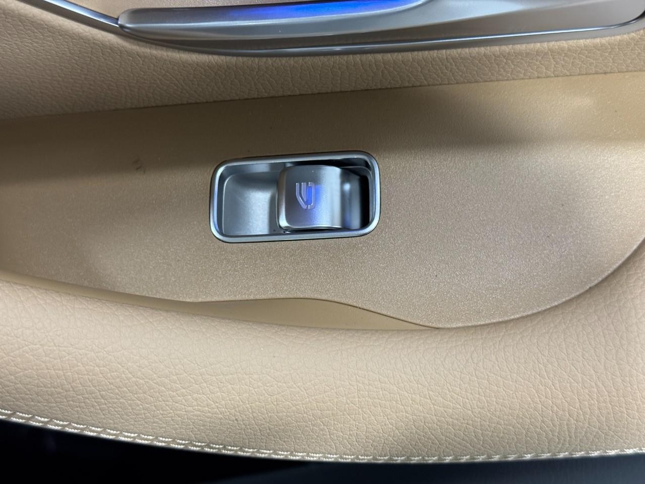 Mercedes-Benz GLE Vehicle Full-screen Gallery Image 22