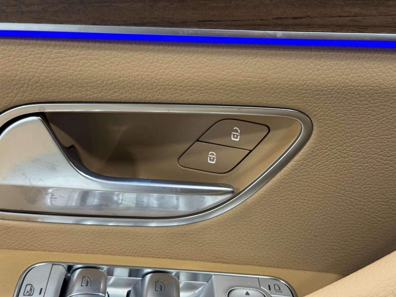 Mercedes-Benz GLE Vehicle Full-screen Gallery Image 25