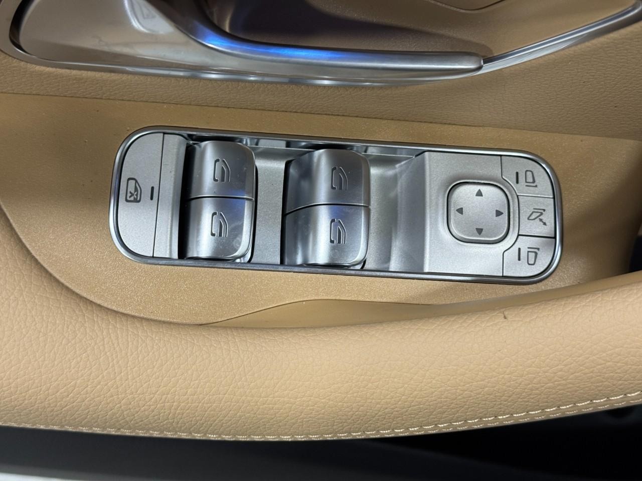 Mercedes-Benz GLE Vehicle Full-screen Gallery Image 26