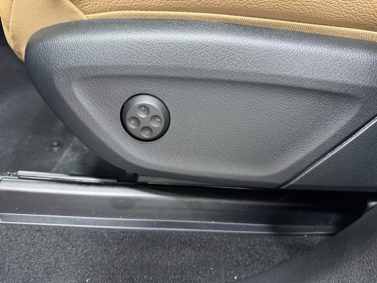 Mercedes-Benz GLE Vehicle Full-screen Gallery Image 30