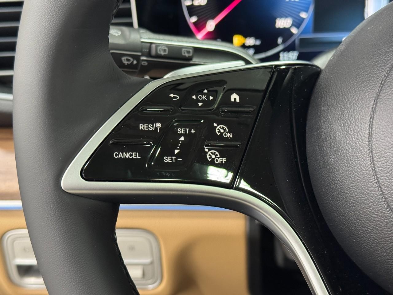 Mercedes-Benz GLE Vehicle Full-screen Gallery Image 32