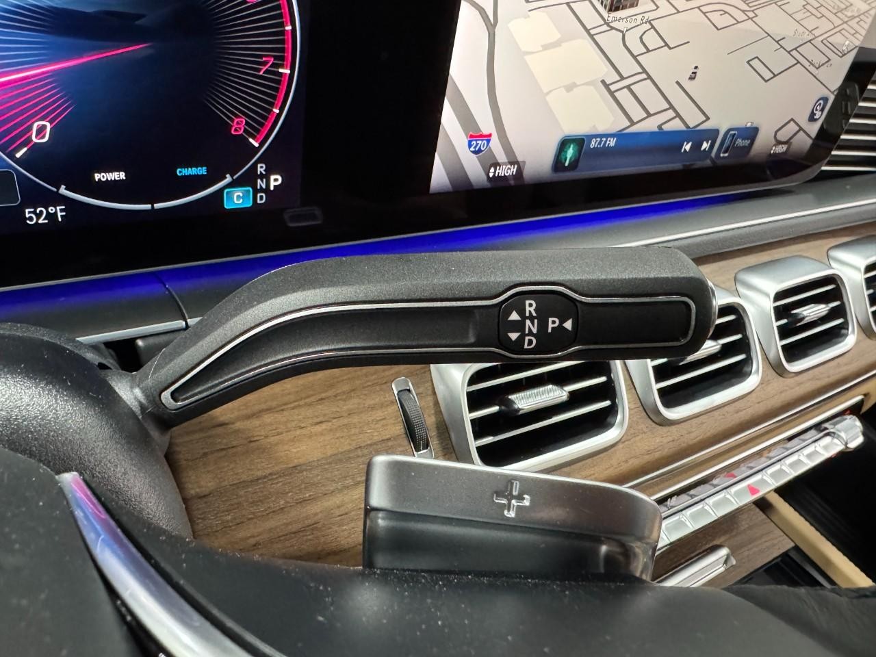 Mercedes-Benz GLE Vehicle Full-screen Gallery Image 35