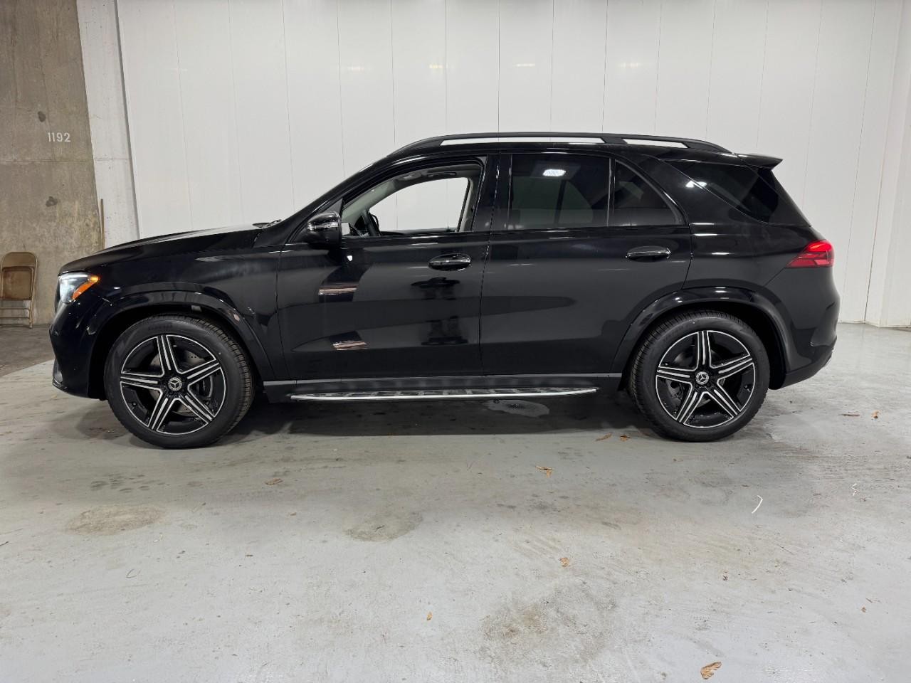 Mercedes-Benz GLE Vehicle Full-screen Gallery Image 2