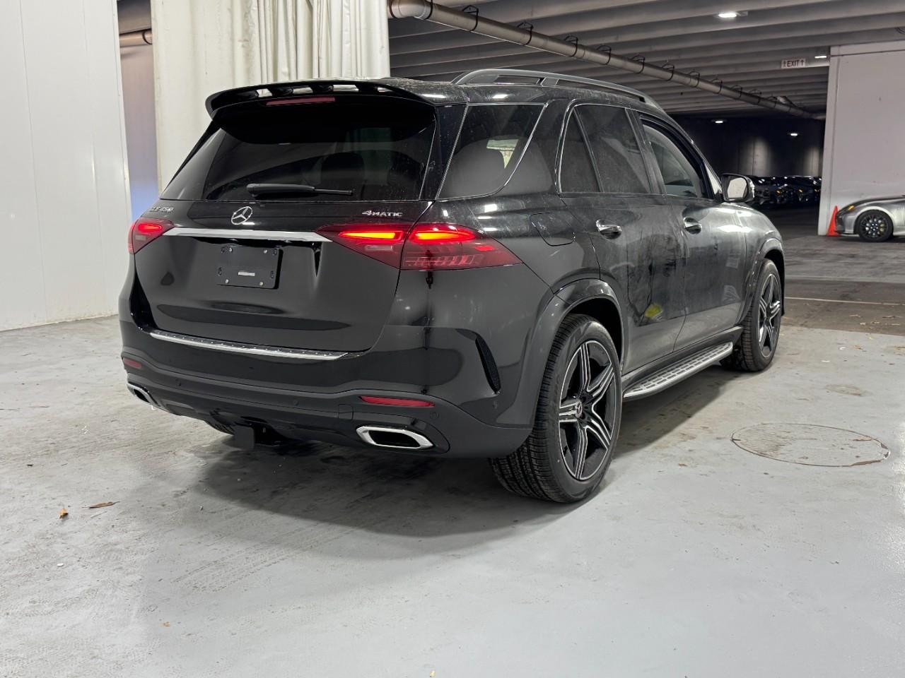 Mercedes-Benz GLE Vehicle Full-screen Gallery Image 4