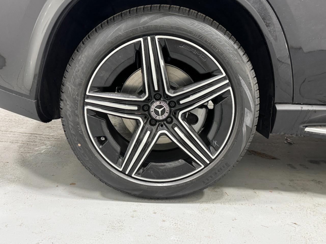 Mercedes-Benz GLE Vehicle Full-screen Gallery Image 5