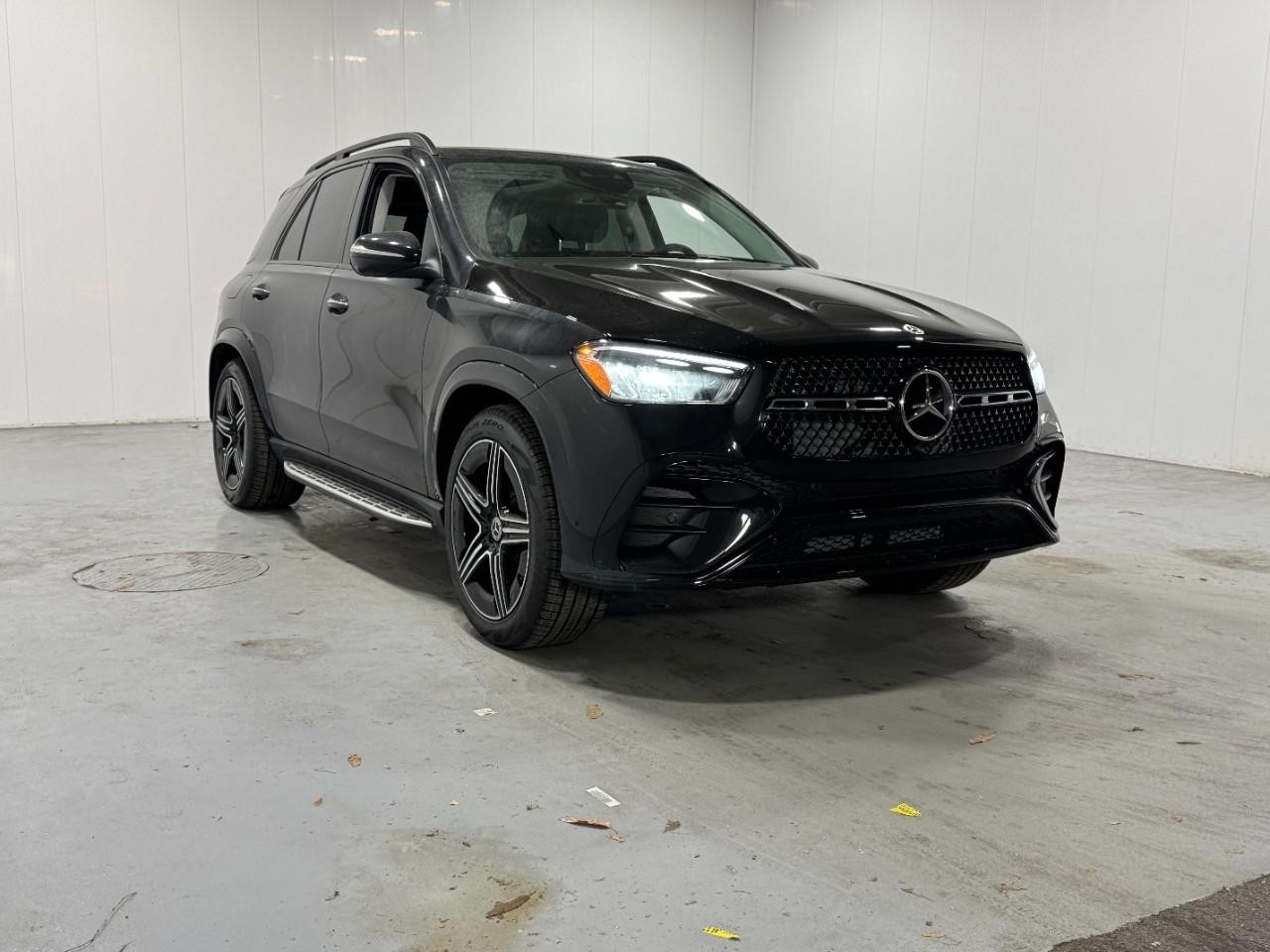 Mercedes-Benz GLE Vehicle Full-screen Gallery Image 6