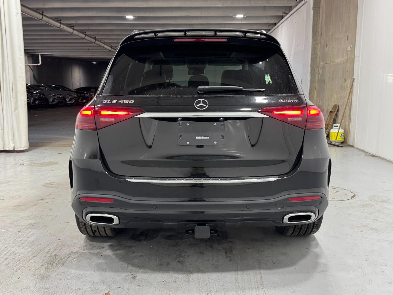 Mercedes-Benz GLE Vehicle Full-screen Gallery Image 9