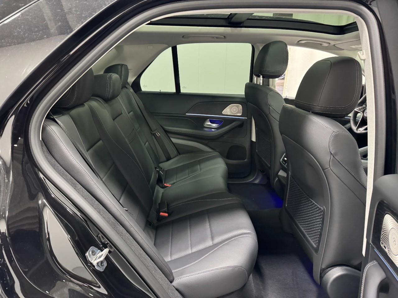 Mercedes-Benz GLE Vehicle Full-screen Gallery Image 10