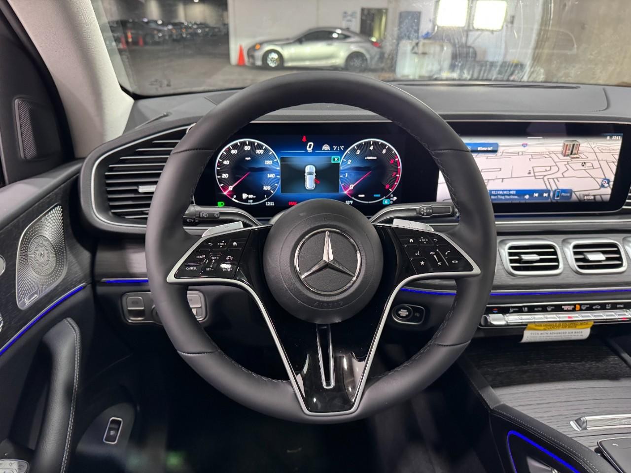 Mercedes-Benz GLE Vehicle Full-screen Gallery Image 13