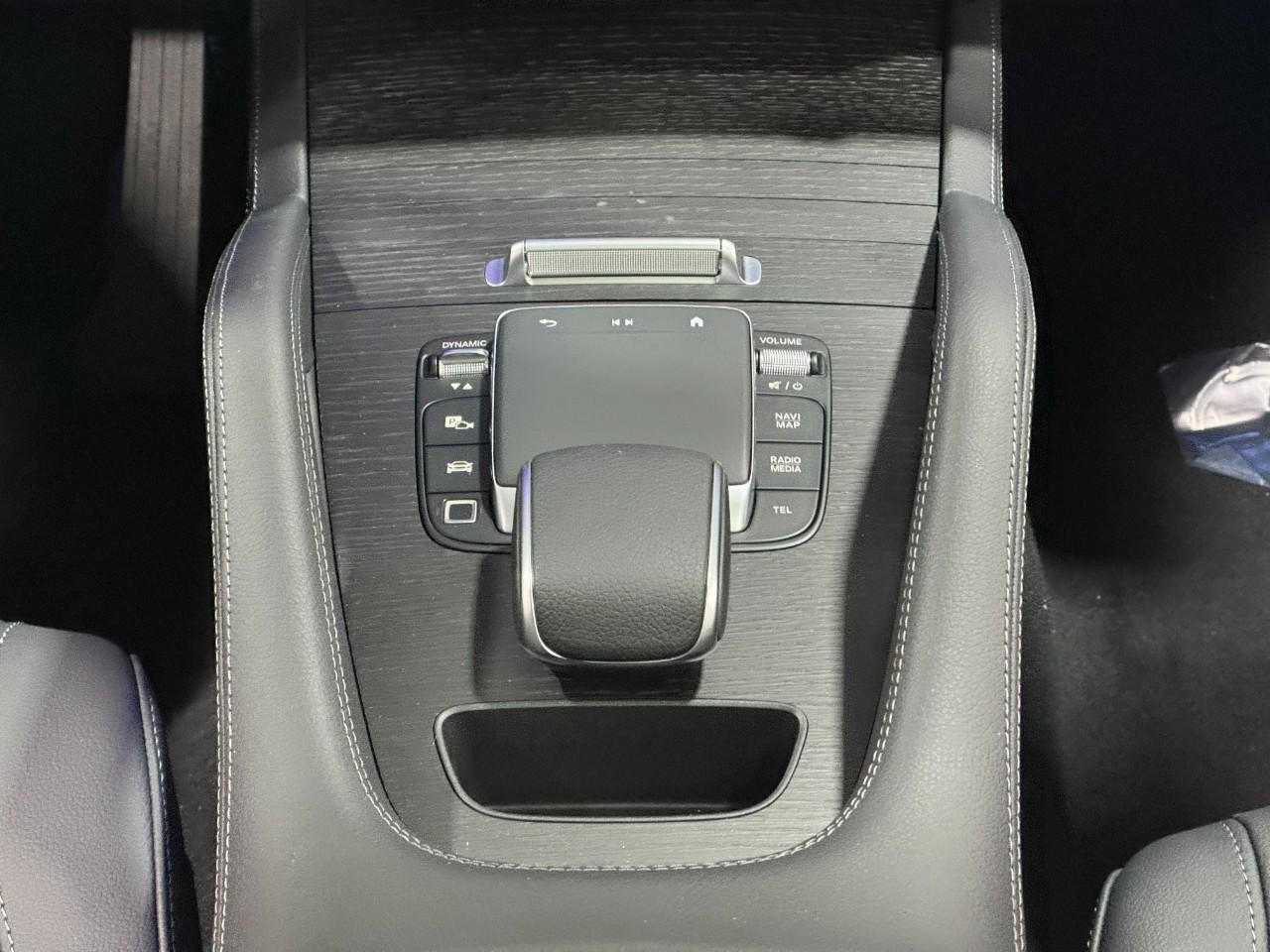 Mercedes-Benz GLE Vehicle Full-screen Gallery Image 16