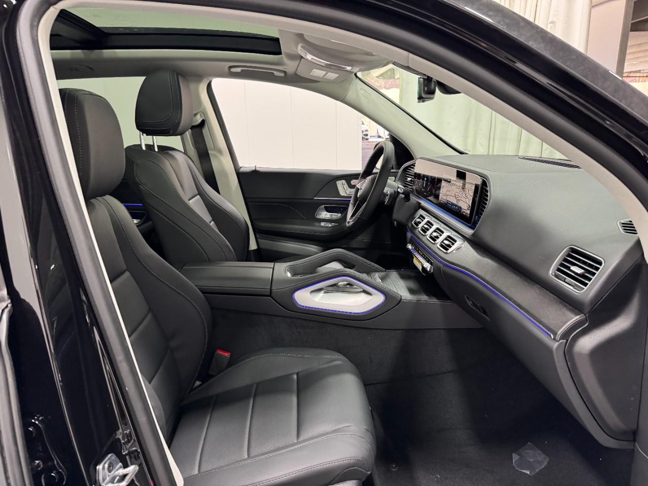 Mercedes-Benz GLE Vehicle Full-screen Gallery Image 18