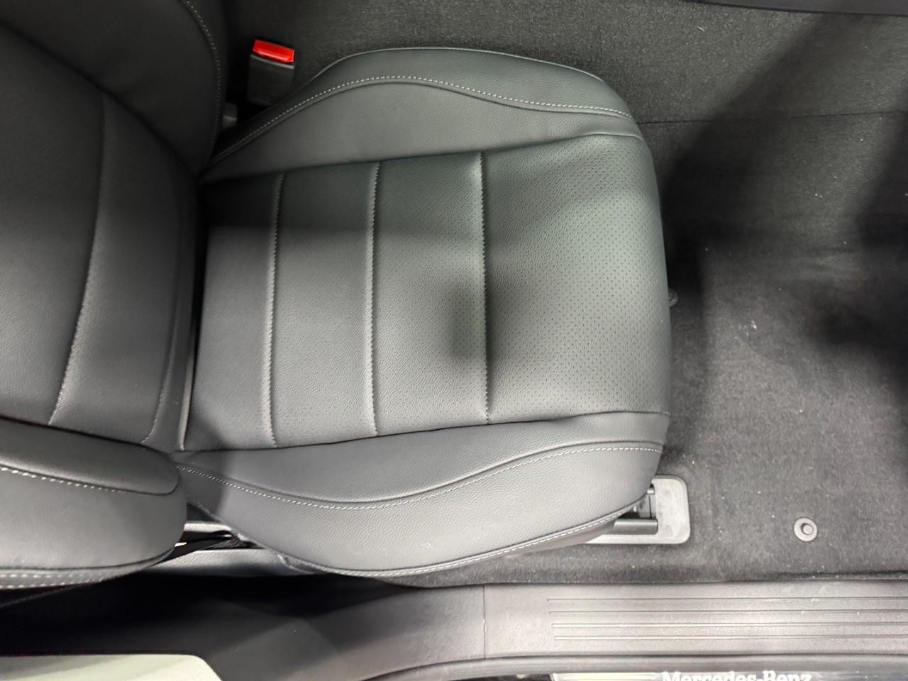 Mercedes-Benz GLE Vehicle Full-screen Gallery Image 19