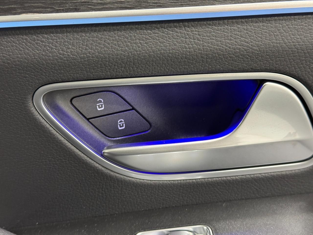 Mercedes-Benz GLE Vehicle Full-screen Gallery Image 22