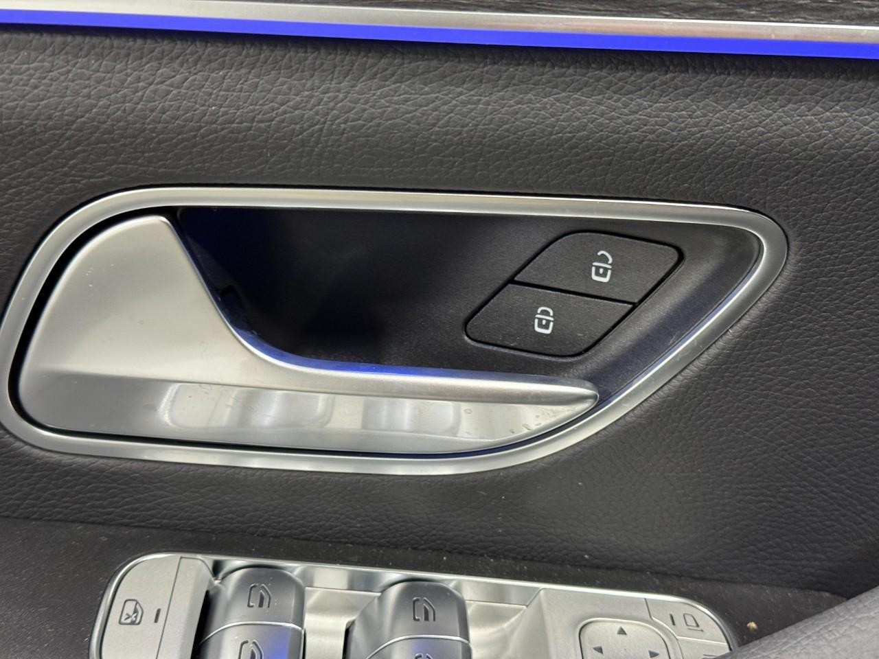 Mercedes-Benz GLE Vehicle Full-screen Gallery Image 26