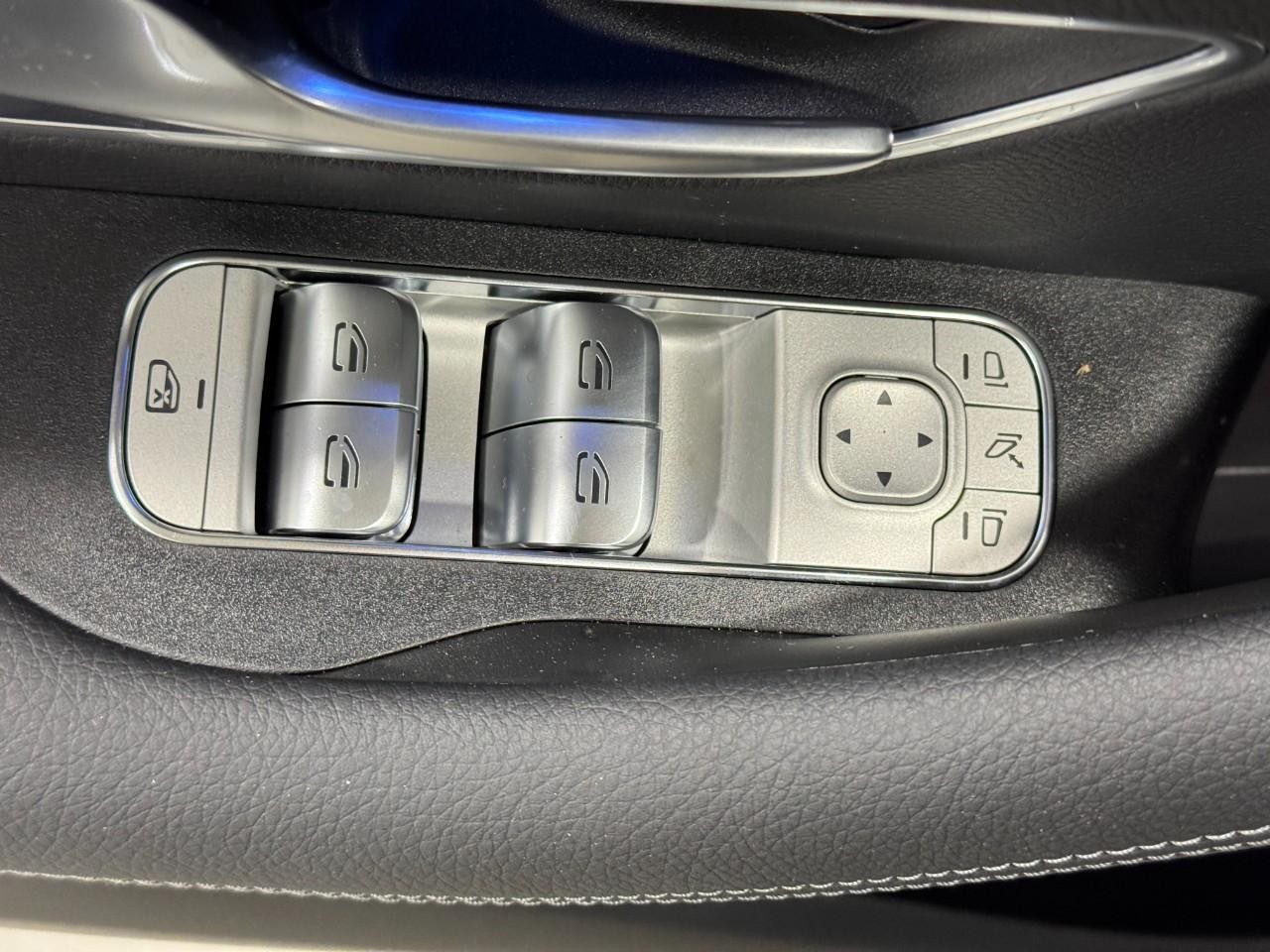 Mercedes-Benz GLE Vehicle Full-screen Gallery Image 27