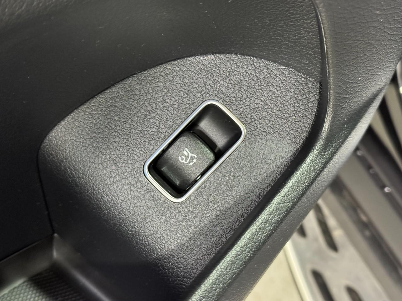 Mercedes-Benz GLE Vehicle Full-screen Gallery Image 28