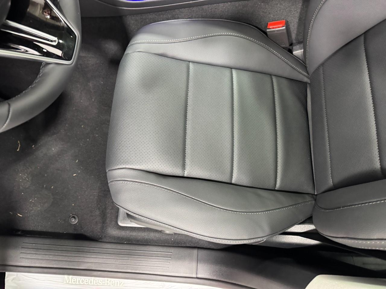 Mercedes-Benz GLE Vehicle Full-screen Gallery Image 30