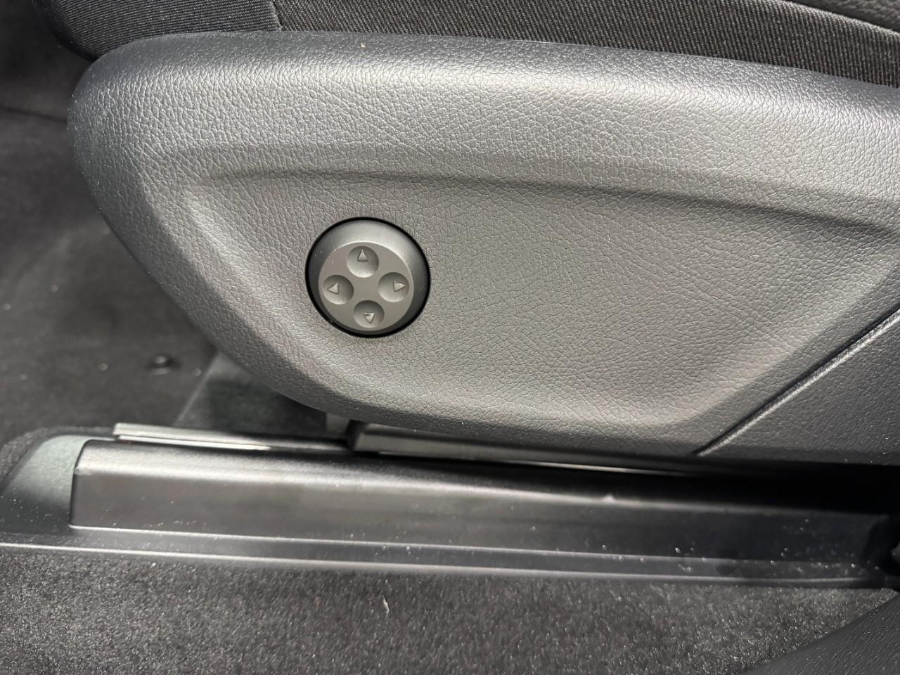 Mercedes-Benz GLE Vehicle Full-screen Gallery Image 31