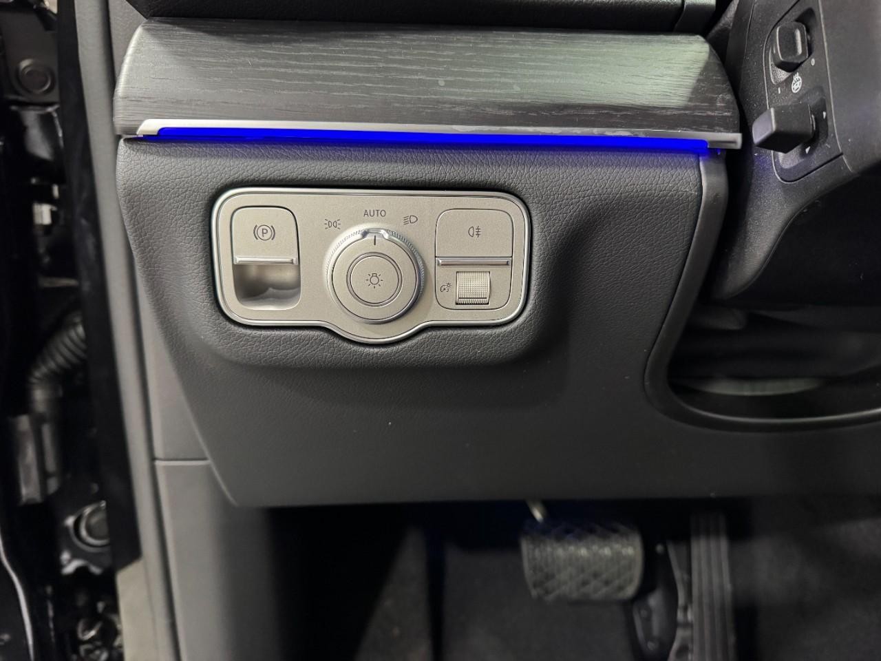 Mercedes-Benz GLE Vehicle Full-screen Gallery Image 32