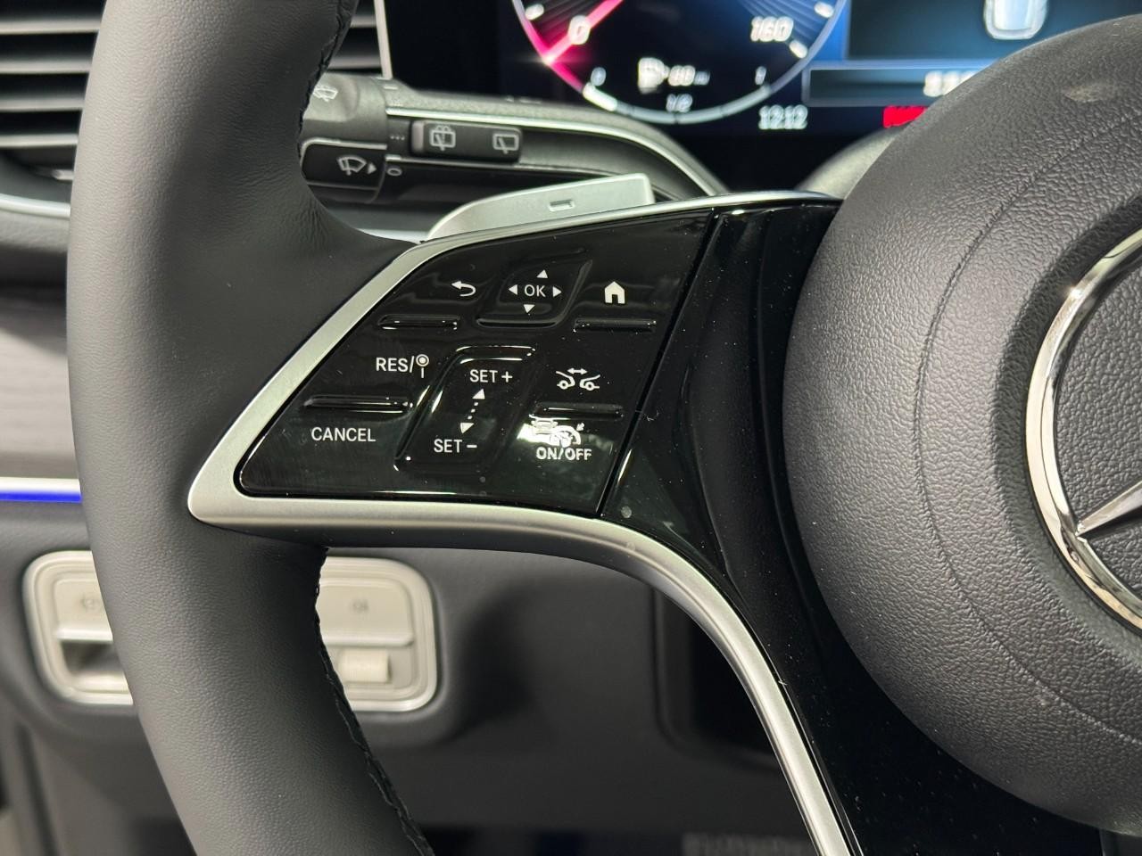 Mercedes-Benz GLE Vehicle Full-screen Gallery Image 33