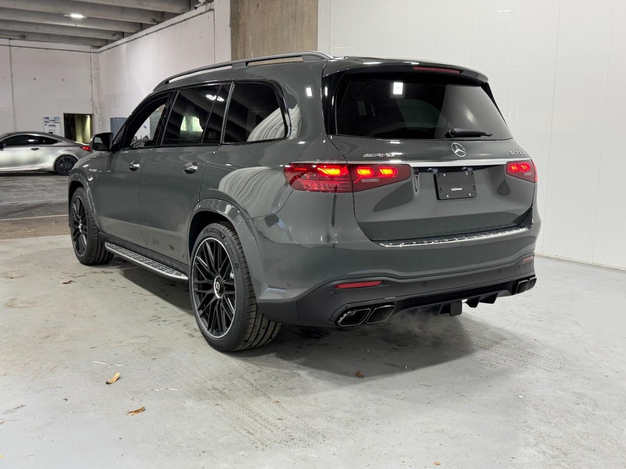 Mercedes-Benz GLS Vehicle Full-screen Gallery Image 3