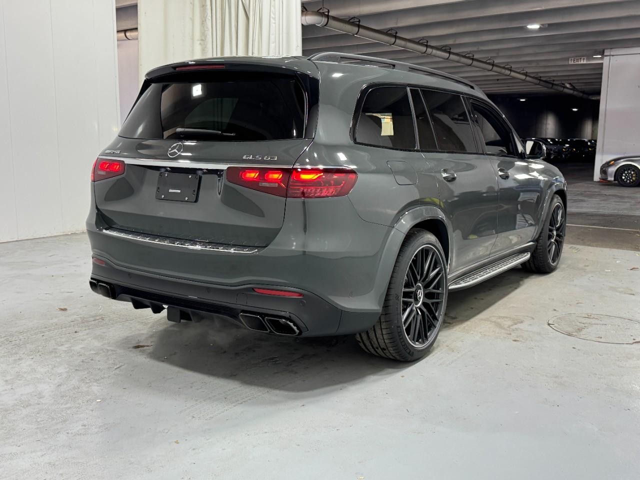 Mercedes-Benz GLS Vehicle Full-screen Gallery Image 4