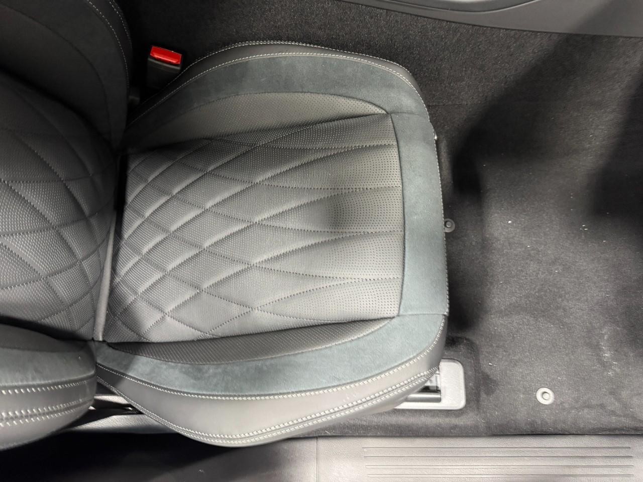 Mercedes-Benz GLS Vehicle Full-screen Gallery Image 20