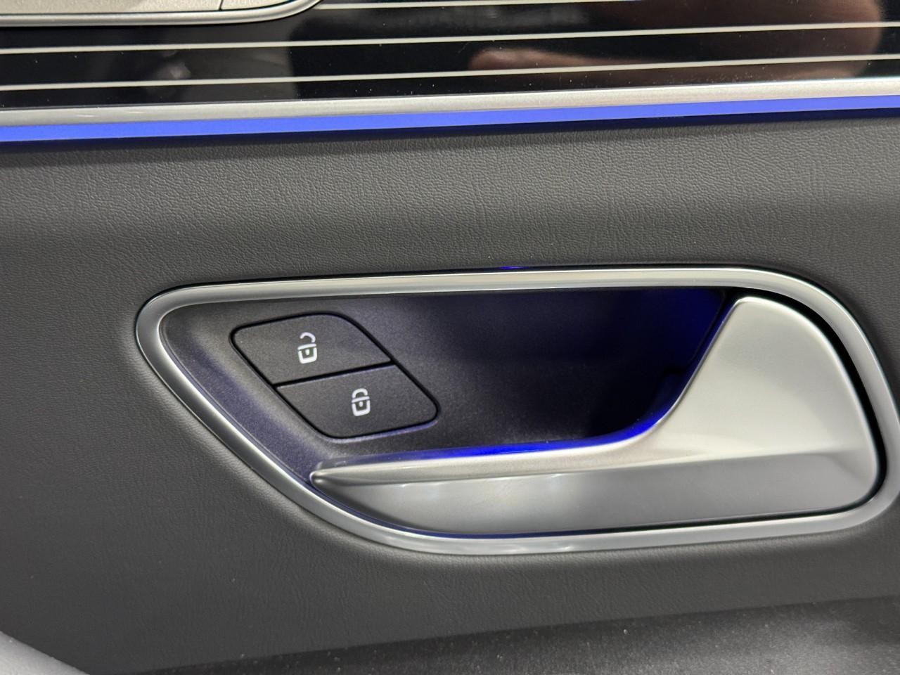 Mercedes-Benz GLS Vehicle Full-screen Gallery Image 22