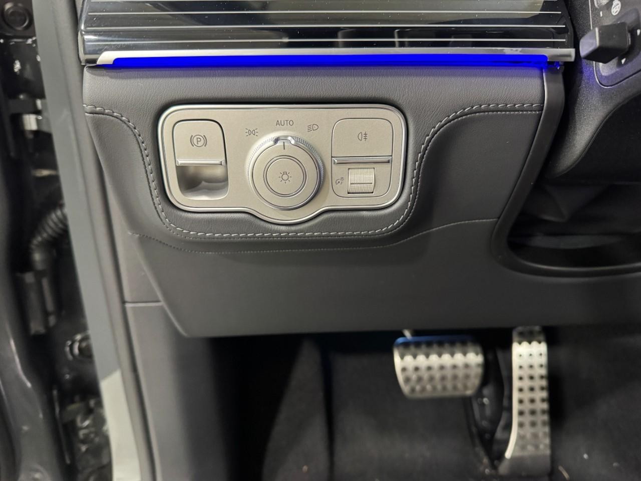 Mercedes-Benz GLS Vehicle Full-screen Gallery Image 31