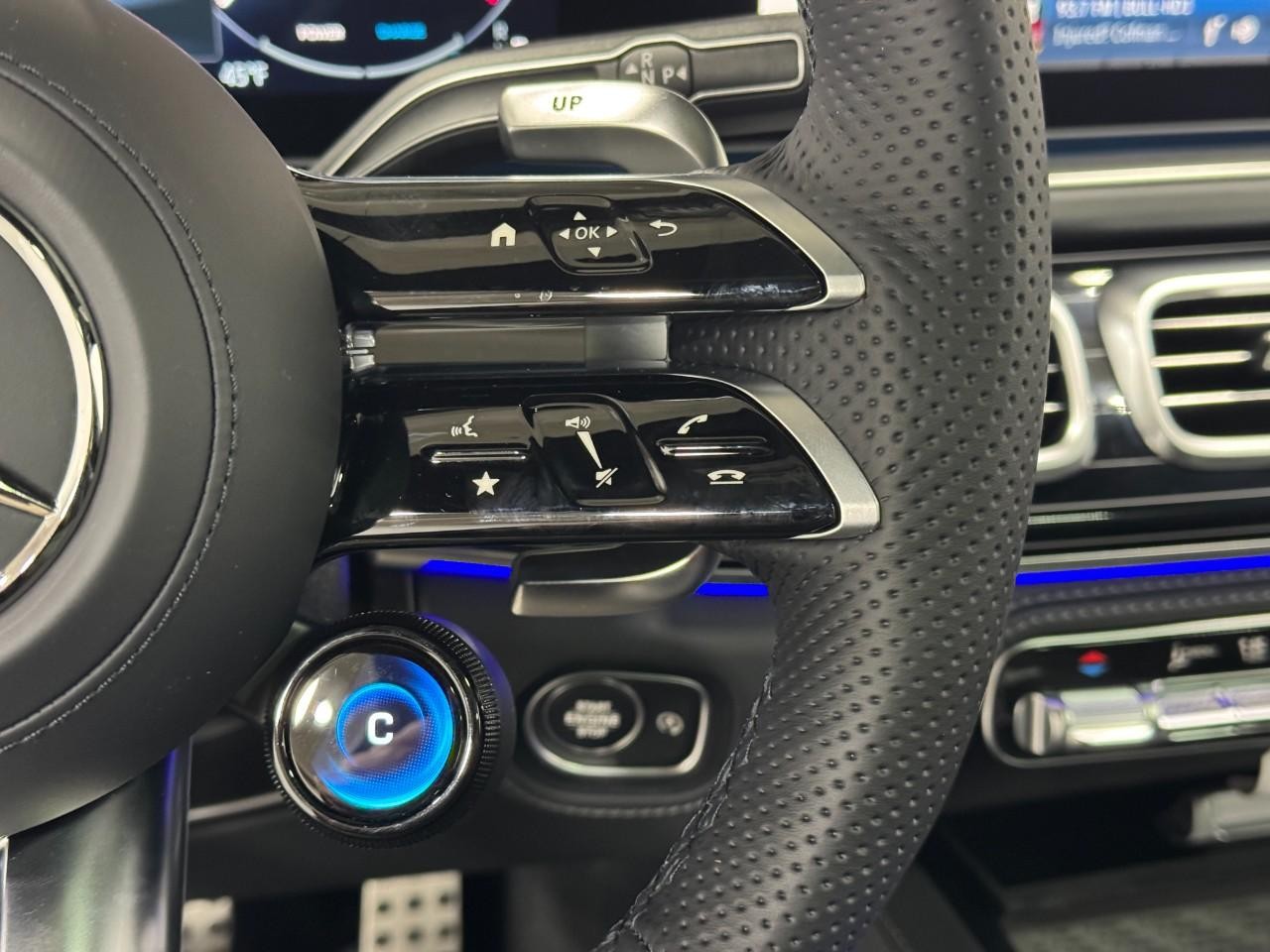 Mercedes-Benz GLS Vehicle Full-screen Gallery Image 33