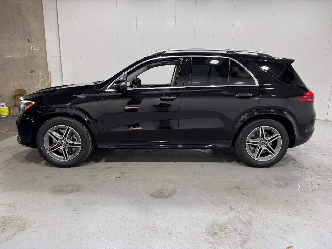 Mercedes-Benz GLE Vehicle Full-screen Gallery Image 2