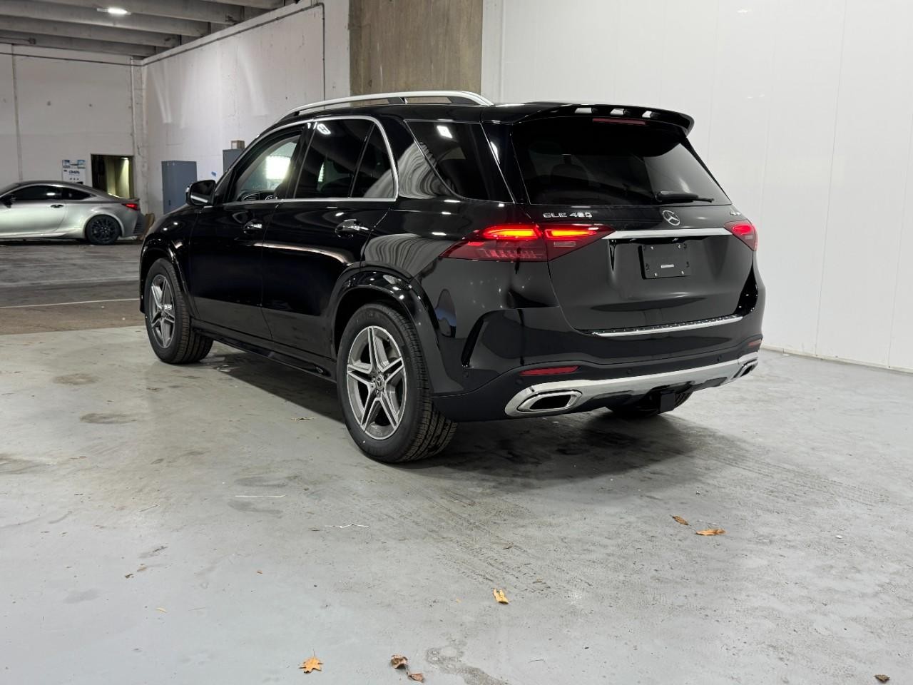 Mercedes-Benz GLE Vehicle Full-screen Gallery Image 3