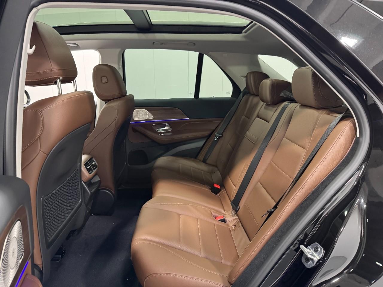 Mercedes-Benz GLE Vehicle Full-screen Gallery Image 8