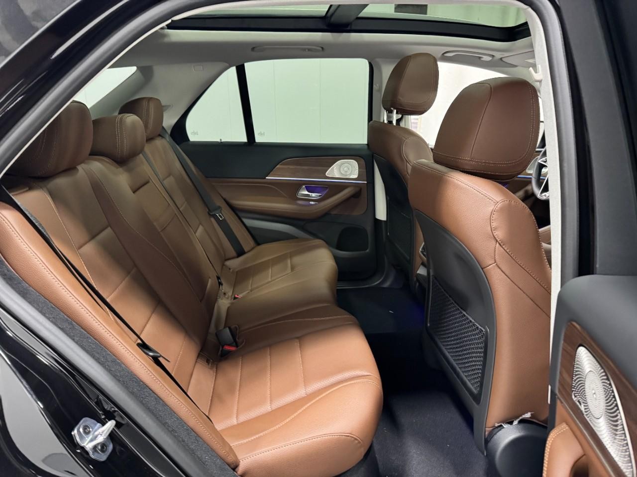 Mercedes-Benz GLE Vehicle Full-screen Gallery Image 10