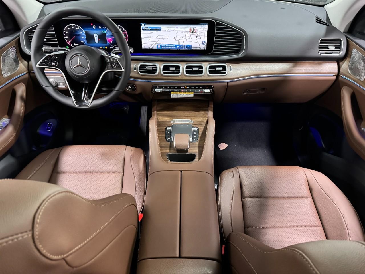 Mercedes-Benz GLE Vehicle Full-screen Gallery Image 12