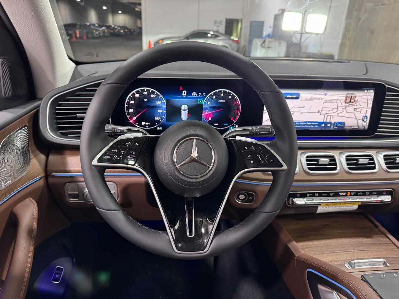 Mercedes-Benz GLE Vehicle Full-screen Gallery Image 13