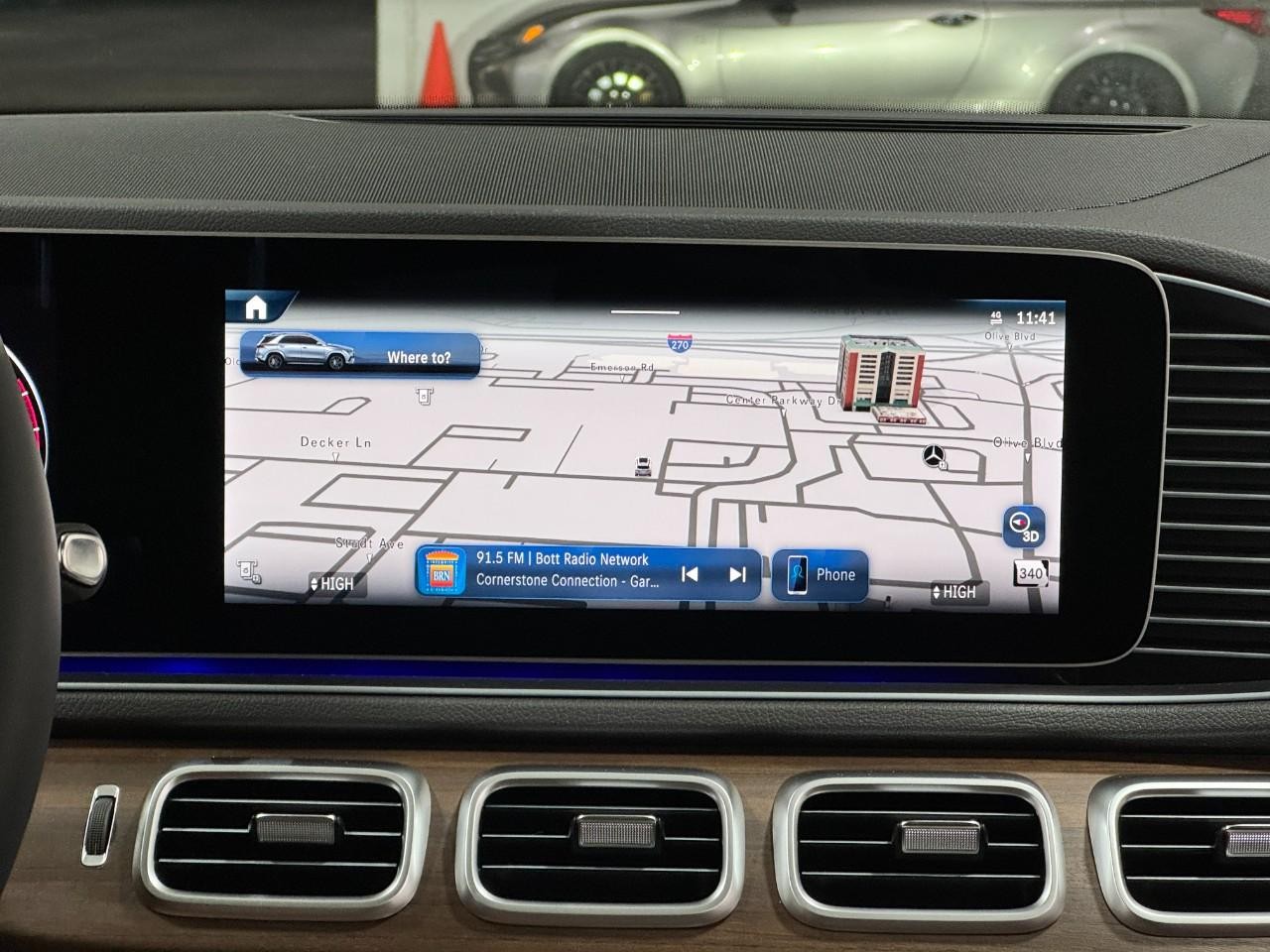 Mercedes-Benz GLE Vehicle Full-screen Gallery Image 14