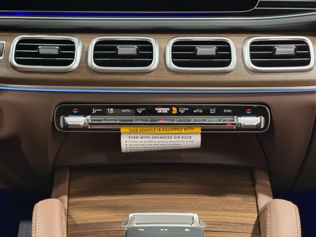 Mercedes-Benz GLE Vehicle Full-screen Gallery Image 15