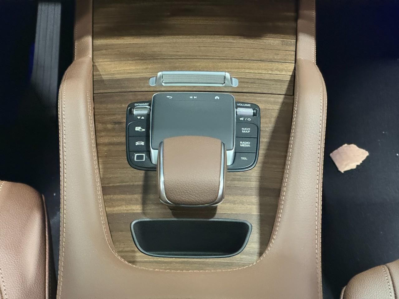 Mercedes-Benz GLE Vehicle Full-screen Gallery Image 16