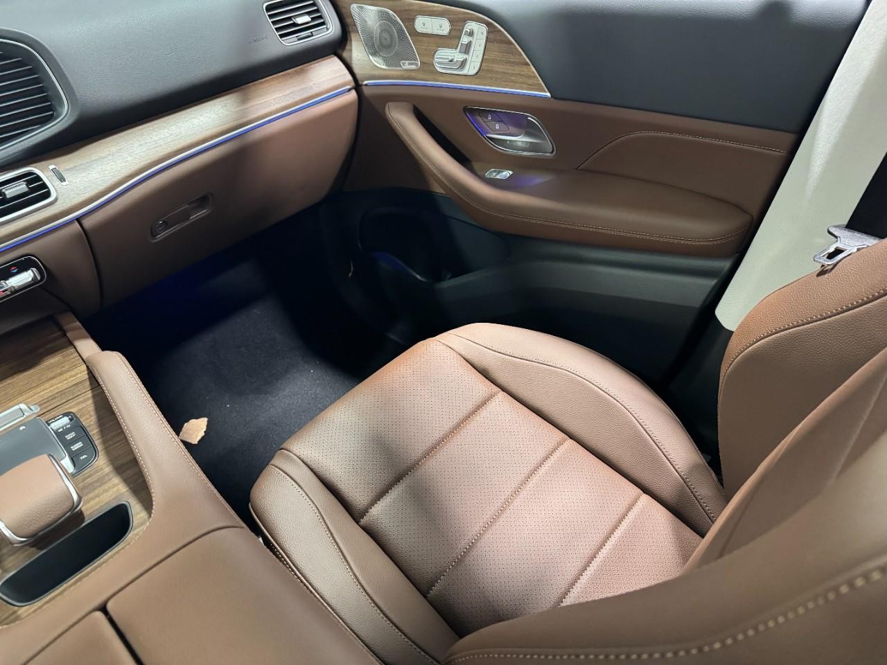 Mercedes-Benz GLE Vehicle Full-screen Gallery Image 17