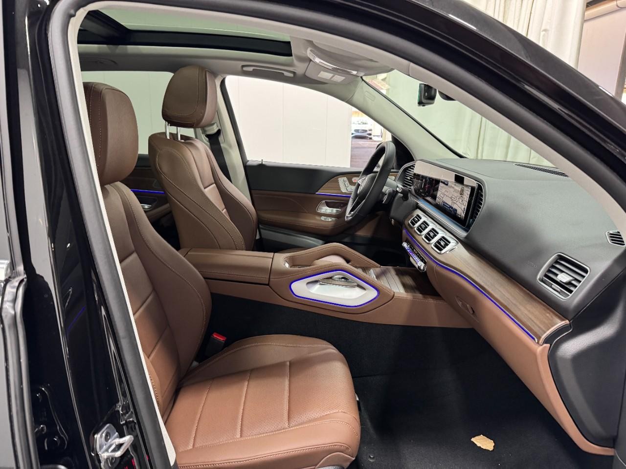 Mercedes-Benz GLE Vehicle Full-screen Gallery Image 18